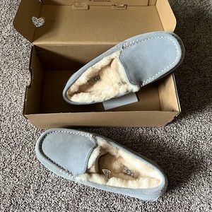 Size 7 Womens Slipper Uggs (Never worn!)